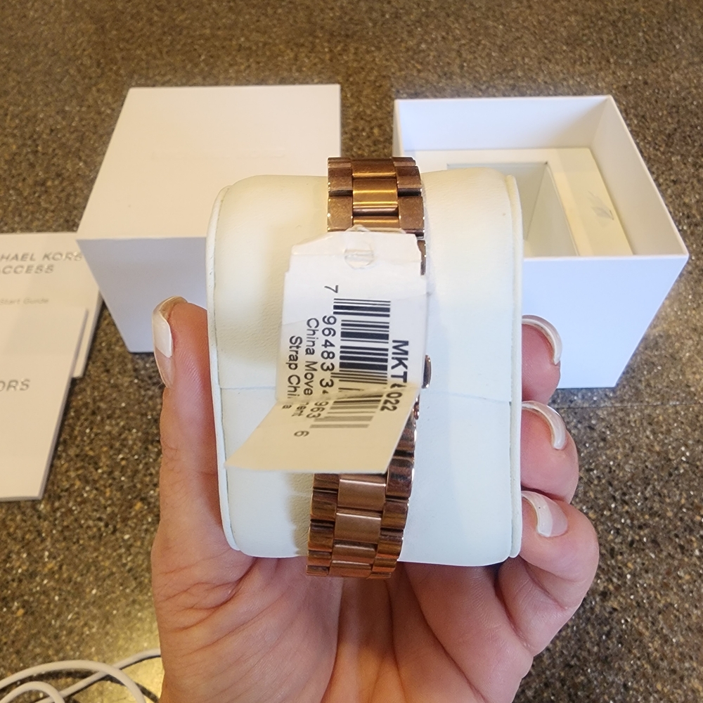 Michael Kors Rose Gold Smartwatch with Crystal Bezel - Sleek Wearable - Picture 2 of 5
